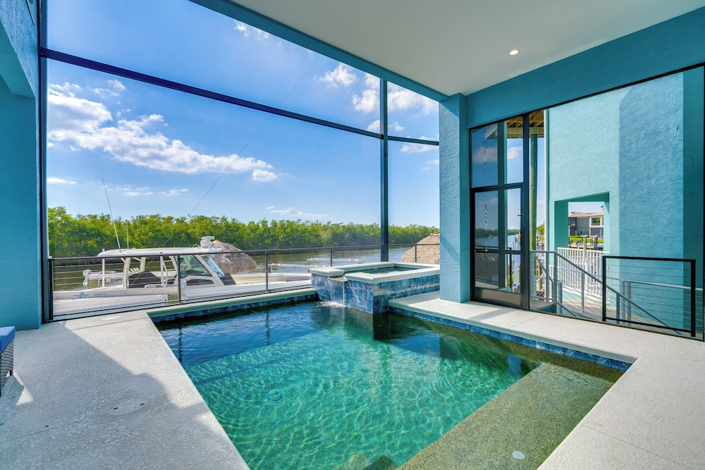 Luxury Group Escape in Cape Corals Cape Harbour — hotel in Cape Coral