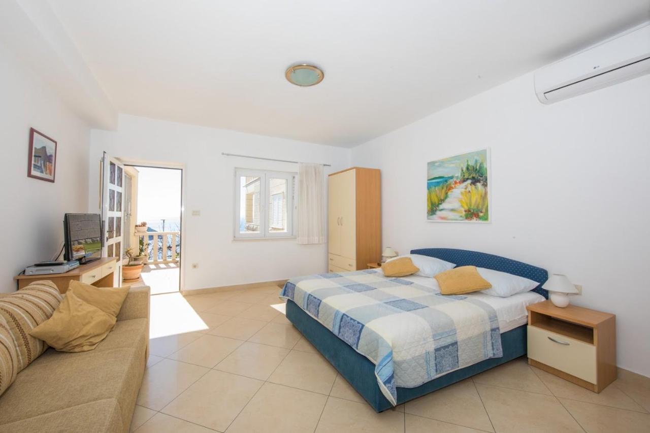 Lacroma Apartments
