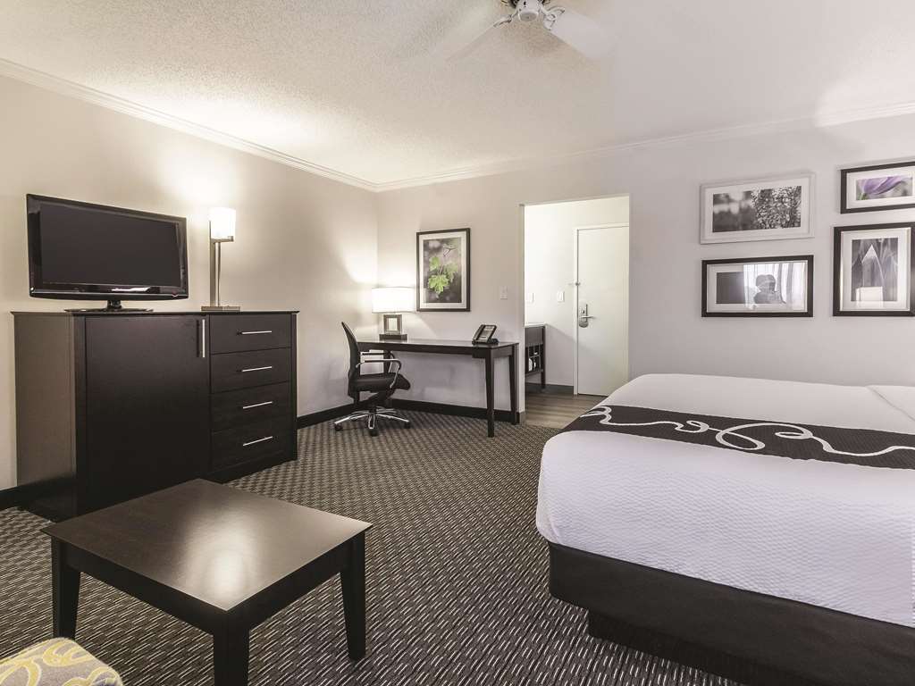 La Quinta Inn & Suites by Wyndham Cleveland Airport North - photo 23