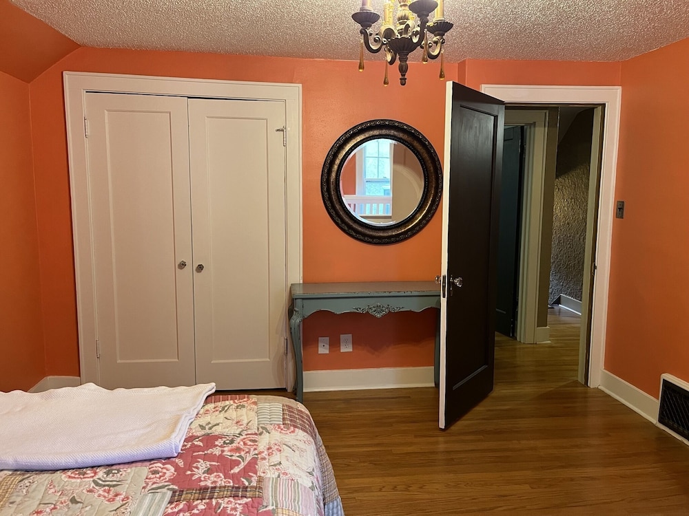 Historic Twin Tudors Inn - photo 4