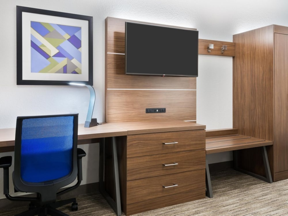 Holiday Inn Express & Suites Kokomo South by IHG - photo 11