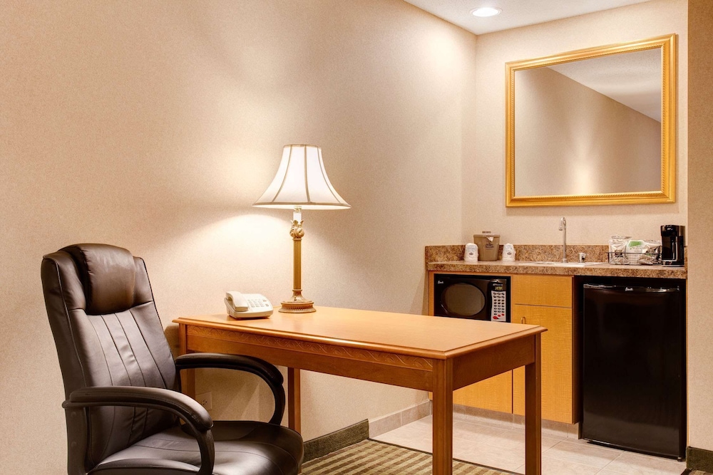 Hampton Inn & Suites Addison - photo 11