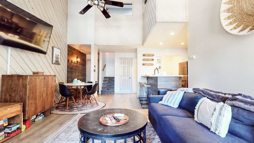 Crestview #40 Chic Condo for 6 — 4-Star Luxury Hotel in Mammoth Lakes, United States
