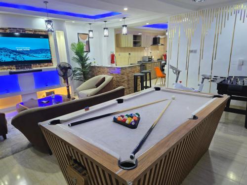 Exquisite and Cozy 3 bedroom Apt with hot tub WiFi DSTV and Inverter Power Backup — 4-Star Luxury Hotel in Agege, Nigeria
