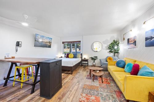 Striking Queen Deluxe Studio w Kitchenette #114 at Donner Lake Village — hotel in Truckee