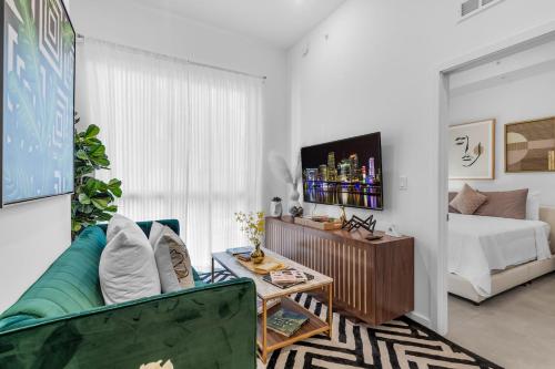 Miami Magic Vibrant 2 Bedroom with Free Parking — 4-Star Luxury Hotel in Miami, United States