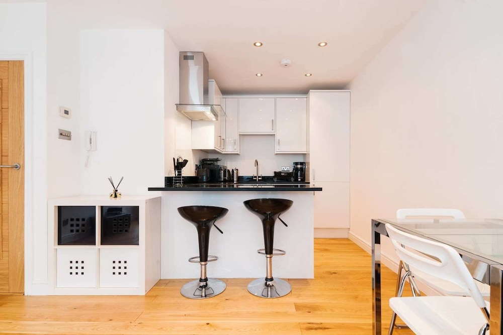 Bright New Flat Perfect Location - last minute hotel in London