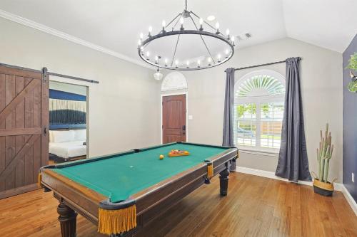 5BD 2BA w Backyard Oasis Pool Jacuzzi Firepit — Corinth — photo 2