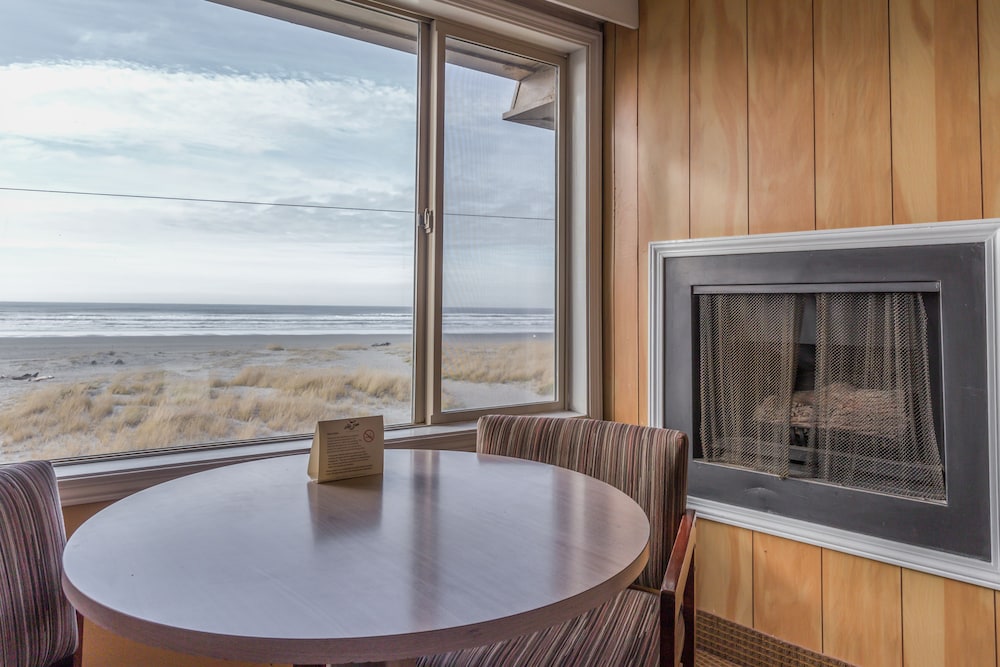 Ebb Tide Oceanfront Inn - photo 11