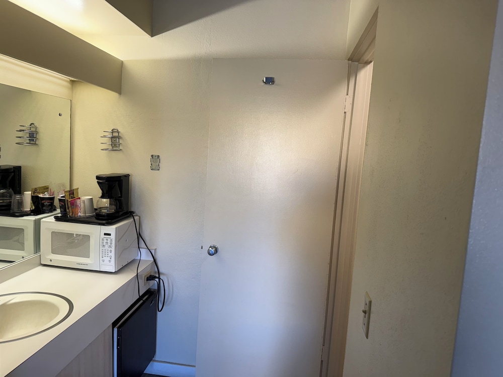 Down Towner Inn - photo 16
