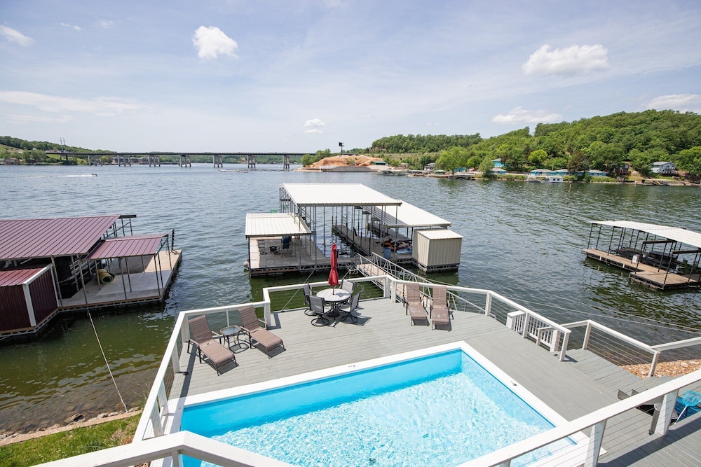 Private Lakefront Pool Amazing Dock Sleeps 26 — hotel in Camdenton