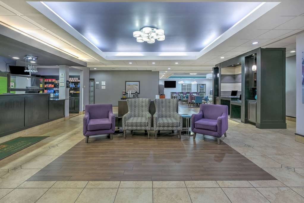 La Quinta Inn & Suites by Wyndham Tulsa Airpt Expo Square - photo 9