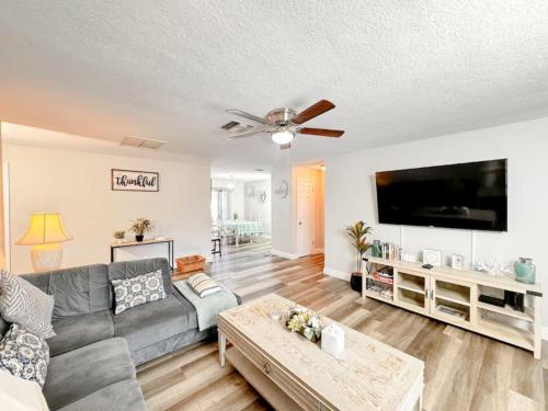 Sunny Spacious 4BR Comfort Pool — 4-Star Luxury Hotel in Largo, United States