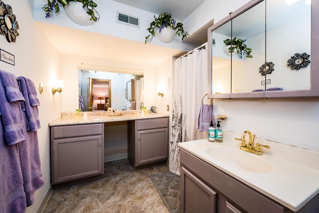 Blue Jay Manor - carbon neutral hotel in Laporte