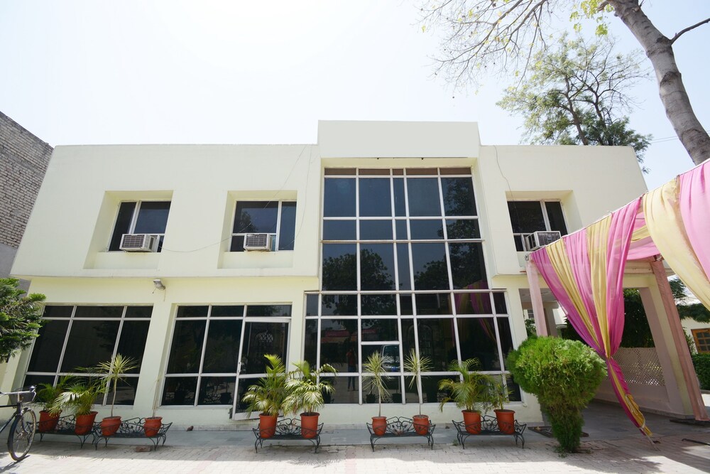 OYO 37159 Hotel Tanveer in Kharar, India