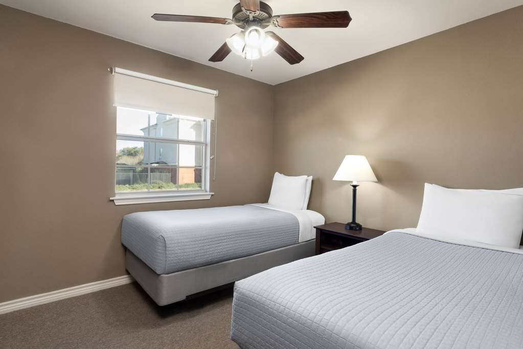 Eagle's Den Suites Kenedy a Travelodge by Wyndham - photo 15