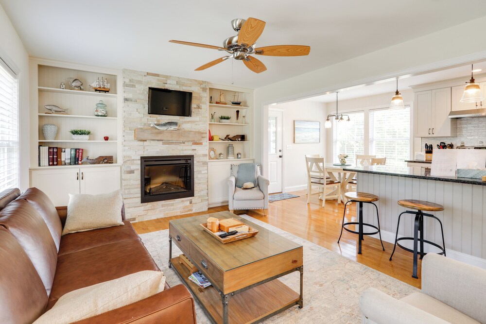 Walk to Pawcatuck River Family Friendly Home — 4-Star Luxury Hotel in Pawcatuck, United States
