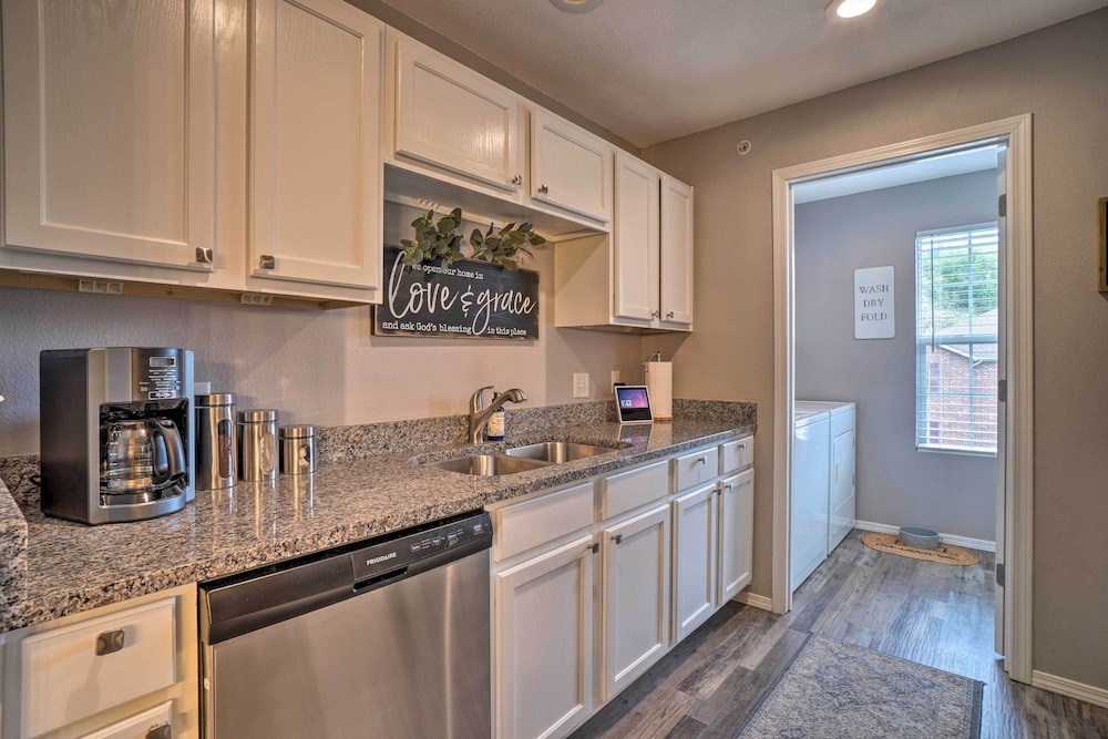Modern Condo with Deck about 7 Mi To Branson Landing — 4-Star Luxury Hotel in Branson, United States