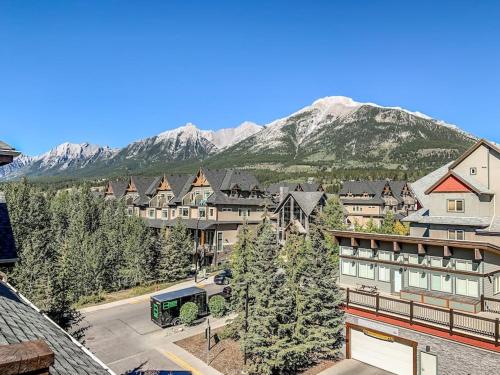 Mountain Retreat Modern and Bright with Panorama Views 2 bedrooms 4 beds heated all year outdoor pool hottub balcony Banff Park Pass — 4-Star Luxury Hotel in Canmore, Canada