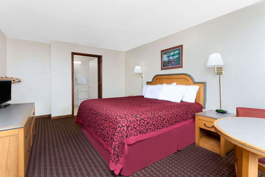 Days Inn by Wyndham Columbia NE Fort Jackson - photo 9