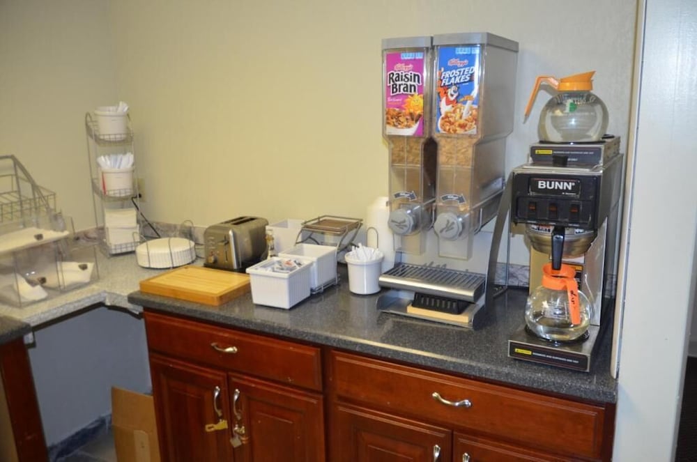 Super 8 by Wyndham Clarksville East - photo 25