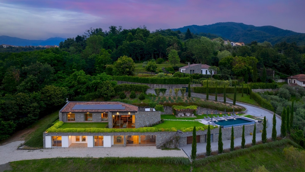 Villa Krisztina 10 Emma Villas — 4-Star Luxury Hotel in Bagnone, Italy