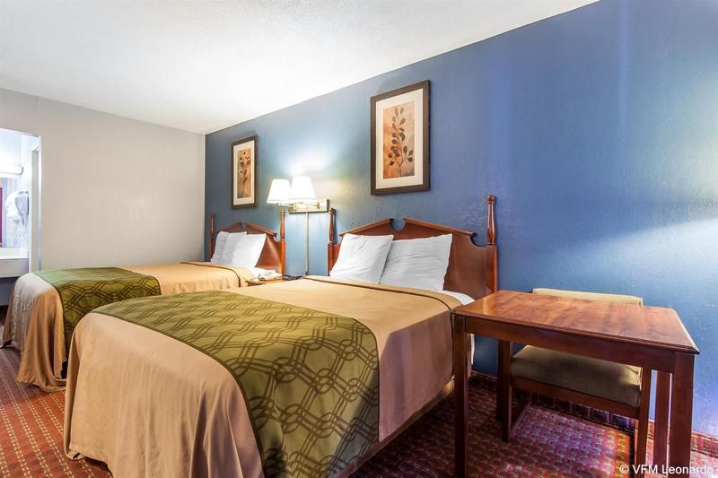 Econo Lodge Cleveland - photo 23