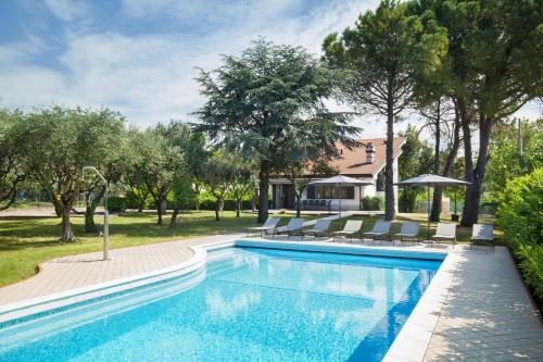 Villa Delle Coste With Pool — 4-Star Luxury Hotel in Lazise, Italy
