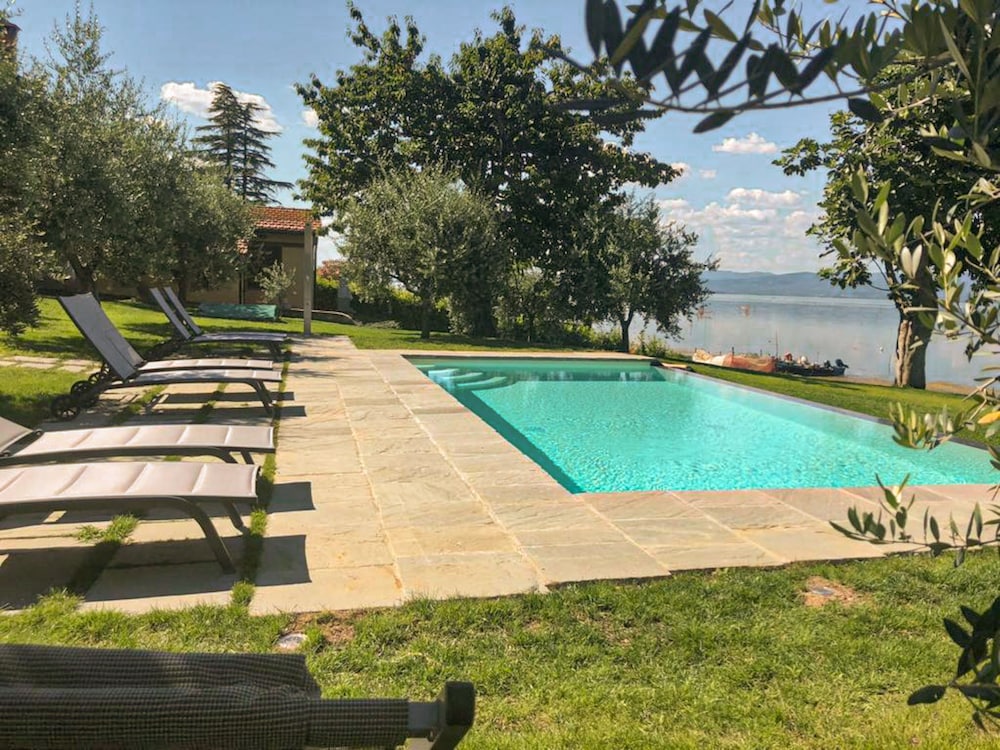 Casa Vacanze La Folaga — 4-Star Luxury Hotel in Magione, Italy