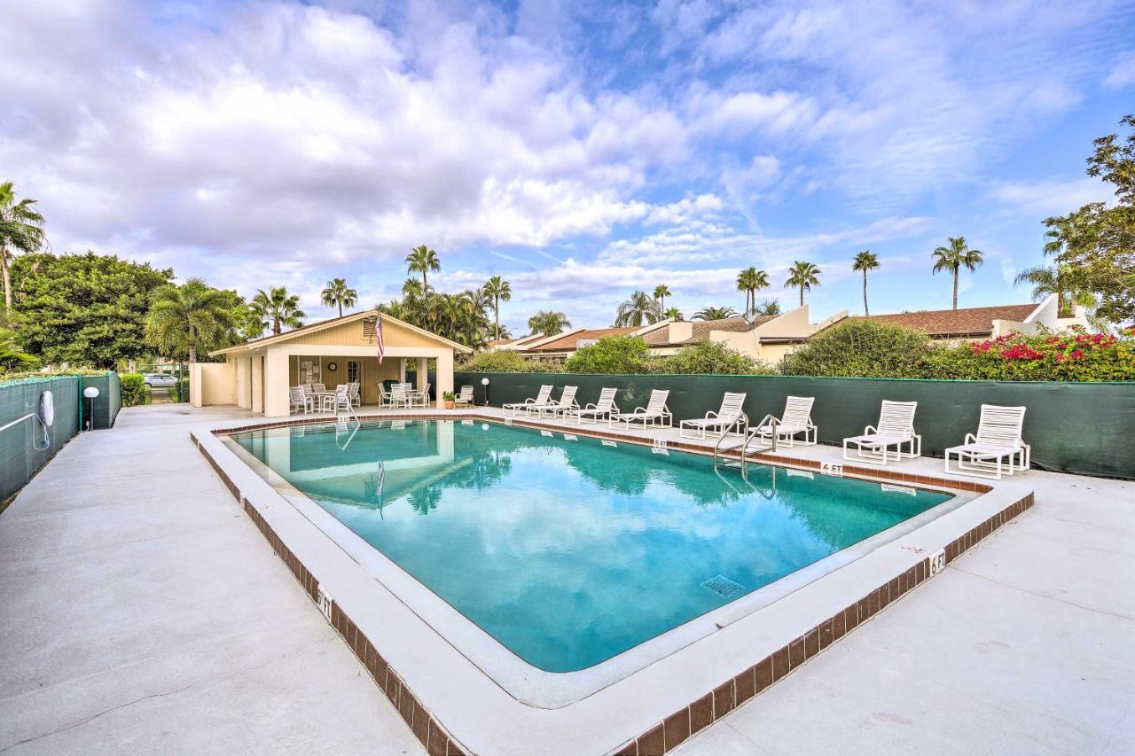 Satellite Beach Townhome with Patios 2 Mi to Beach — hotel in Satellite Beach