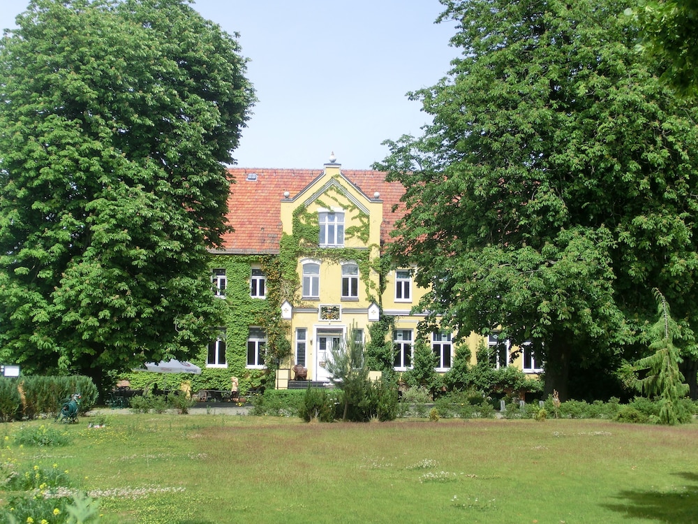 Hotel Domäne Neu Gaarz - carbon neutral hotel in Rostock
