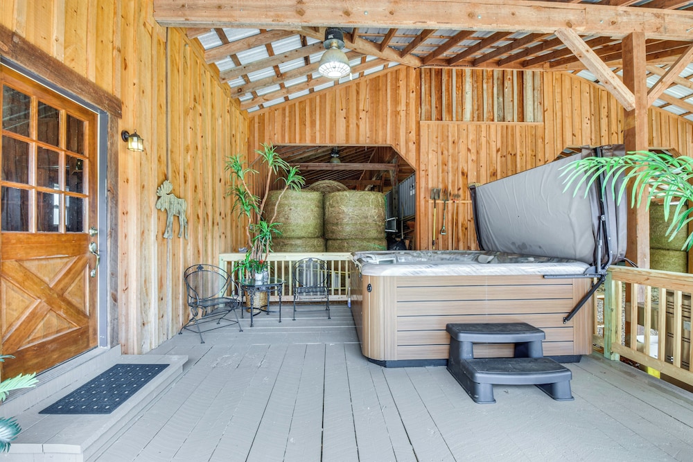 Clarkesville Rustic Hideaway On 38 Acre Farm — Clarkesville