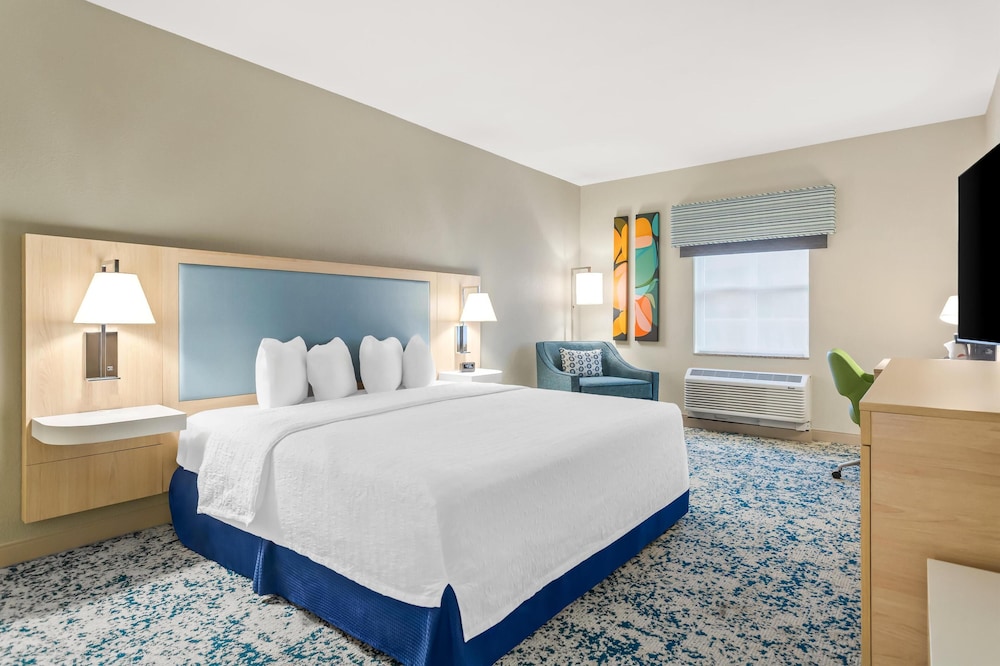 Hampton Inn & Suites St. Petersburg Downtown - photo 32