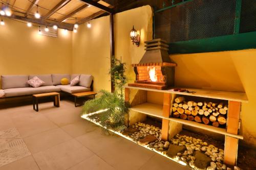 Charm Vintage Achrafieh Apt with Garden Pizza Oven BBQ Hottub — 4-Star Luxury Hotel in Beirut, Lebanon