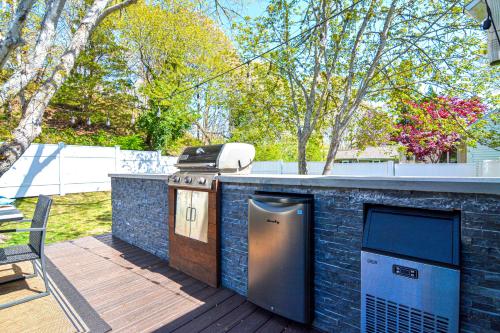 Close2Beach SpeakEasyBar HotTub PetsOK Firepit — hotel in Dennis
