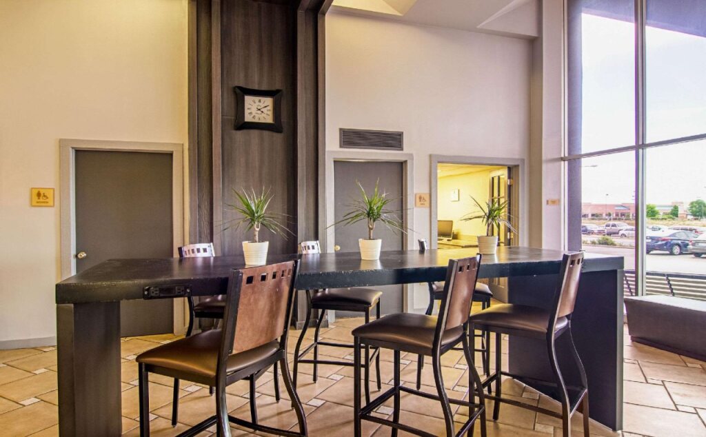 Quality Inn and Suites Denver Stapleton - photo 2