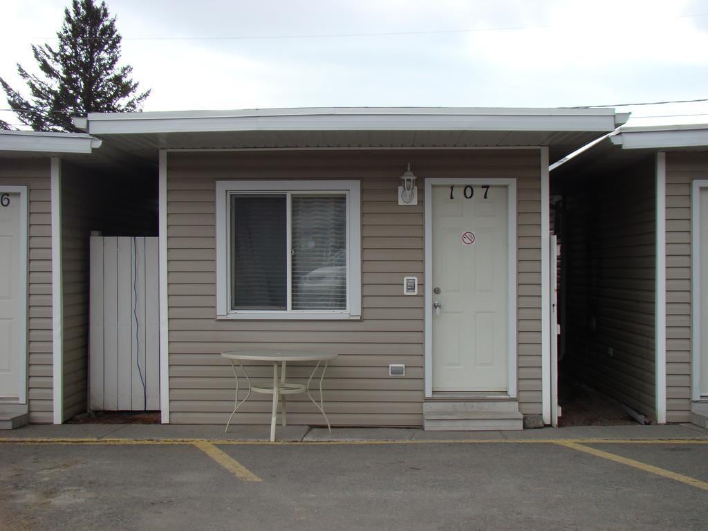 Paddock Inn — Waterton Park — photo 2