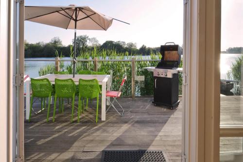 Dock Holiday — 4-Star Luxury Hotel in South Cerney, United Kingdom
