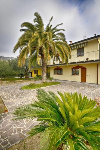 Appartamento La Palma by Theater Home — 4-Star Luxury Hotel in Toscolano Maderno, Italy