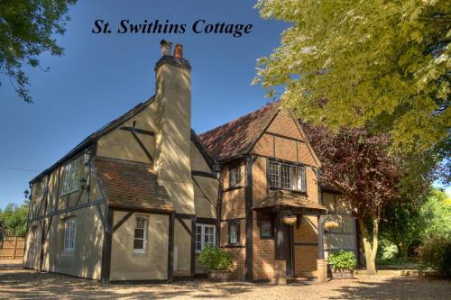 Huge Cottage for Sophisticated Hen Party and Large Groups — 4-Star Luxury Hotel in Hurst, United Kingdom