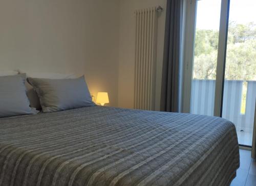 La libellula blu in Vieste, Italy