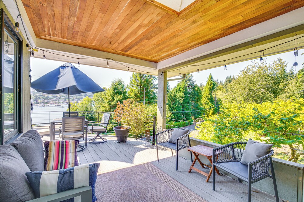 Gig Harbor Home Large Deck Outdoor Dining Area 19958023 — Gig Harbor