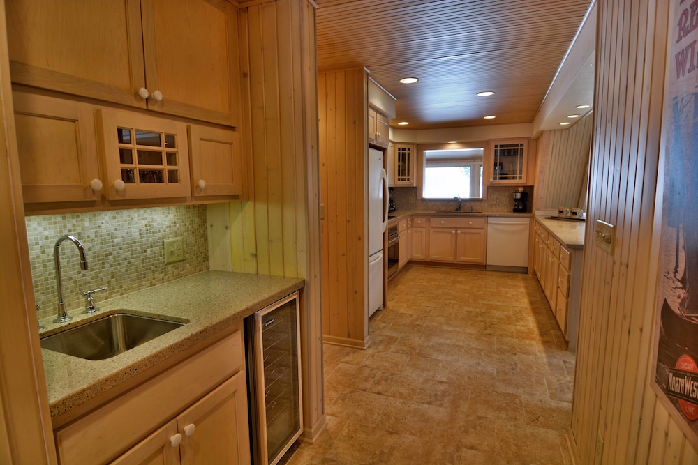 Serenity On Lake Owen 5 Bedroom Hotel Room by RedAwning - photo 13