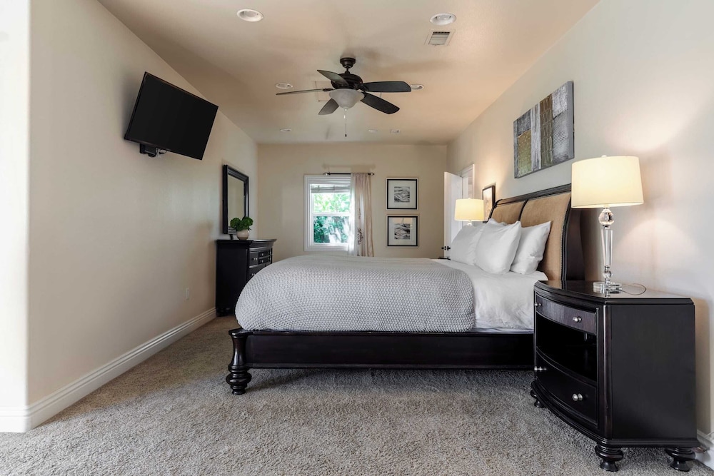 Sleeps 20 Vineyard Estate w Resort Pool Spa Game Room Wilson Creek Manor by AvantStay - photo 17