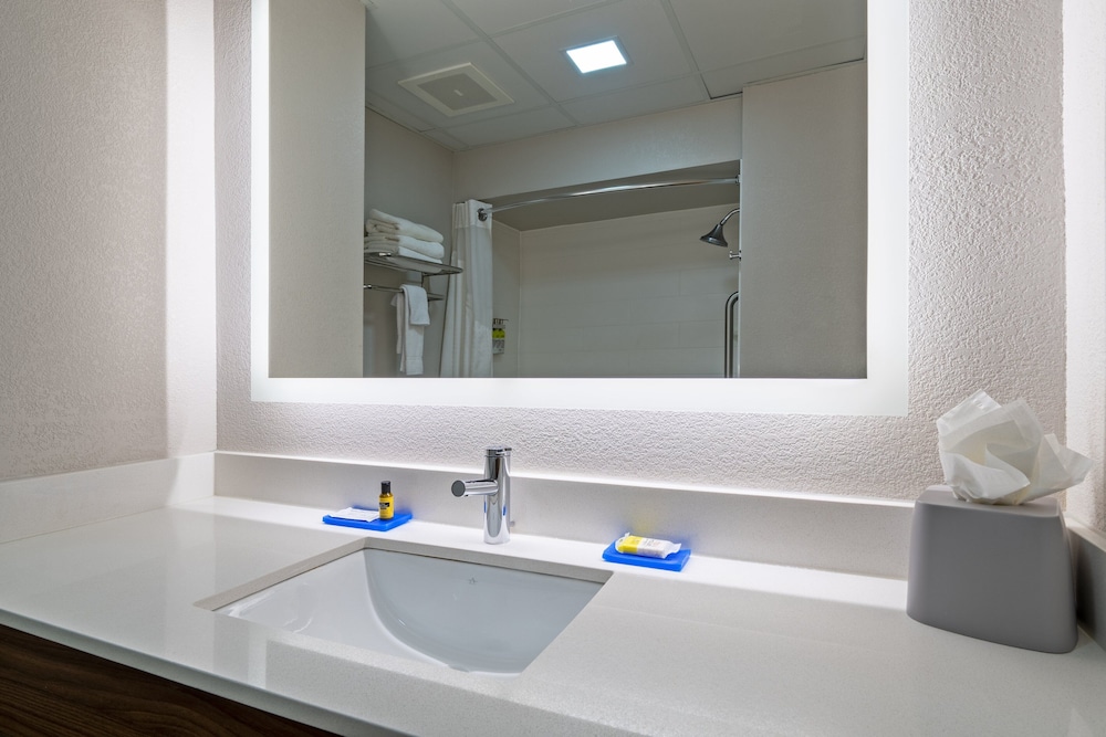 Holiday Inn Express Hotel & Suites Woodbridge by IHG - photo 25