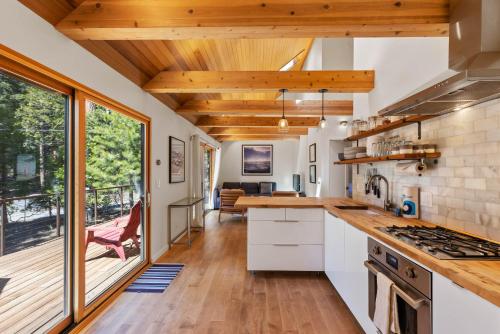 Wildwood Modern 2 BR with Private Hot tub Walk to North Tahoe Regional Park — 4-Star Luxury Hotel in Tahoe Vista, United States