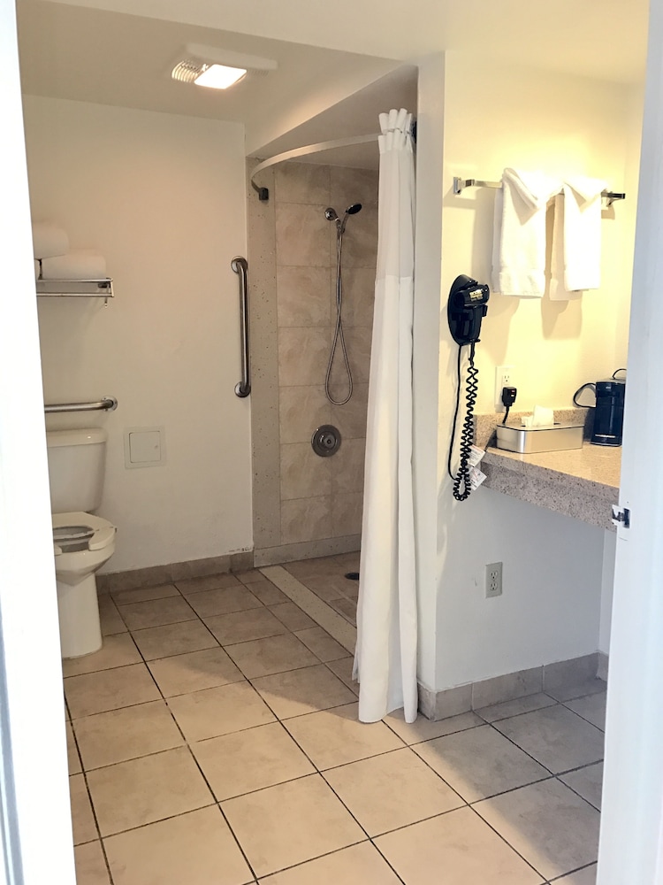 Ramada by Wyndham Torrance - photo 13