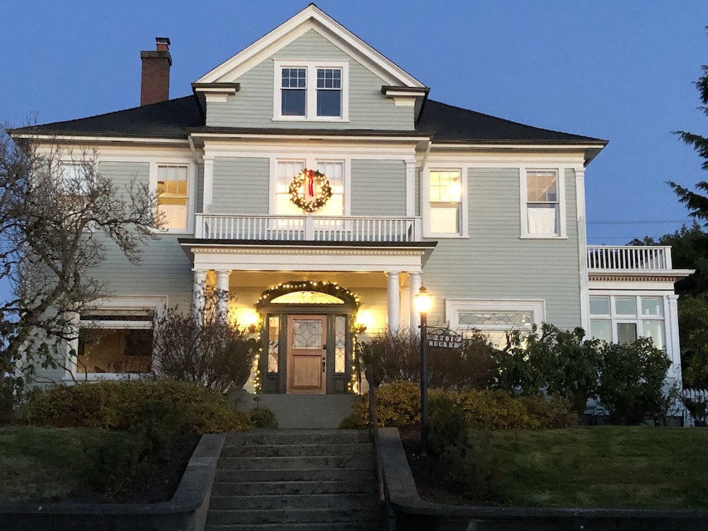 Candlelight Mansion in Everett, United States