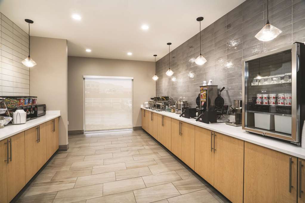 La Quinta Inn & Suites by Wyndham Chattanooga North Hixson - photo 33