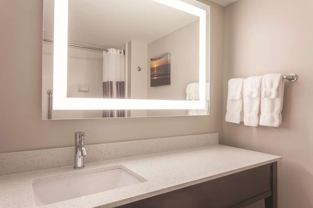 La Quinta Inn & Suites by Wyndham Columbus North - photo 8